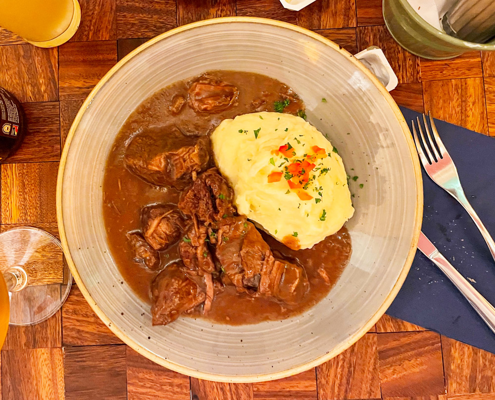 Carbonade à la biere, carbonada alla birra, con purea di patate al ristorante Fin de Siecle di Bruxelles