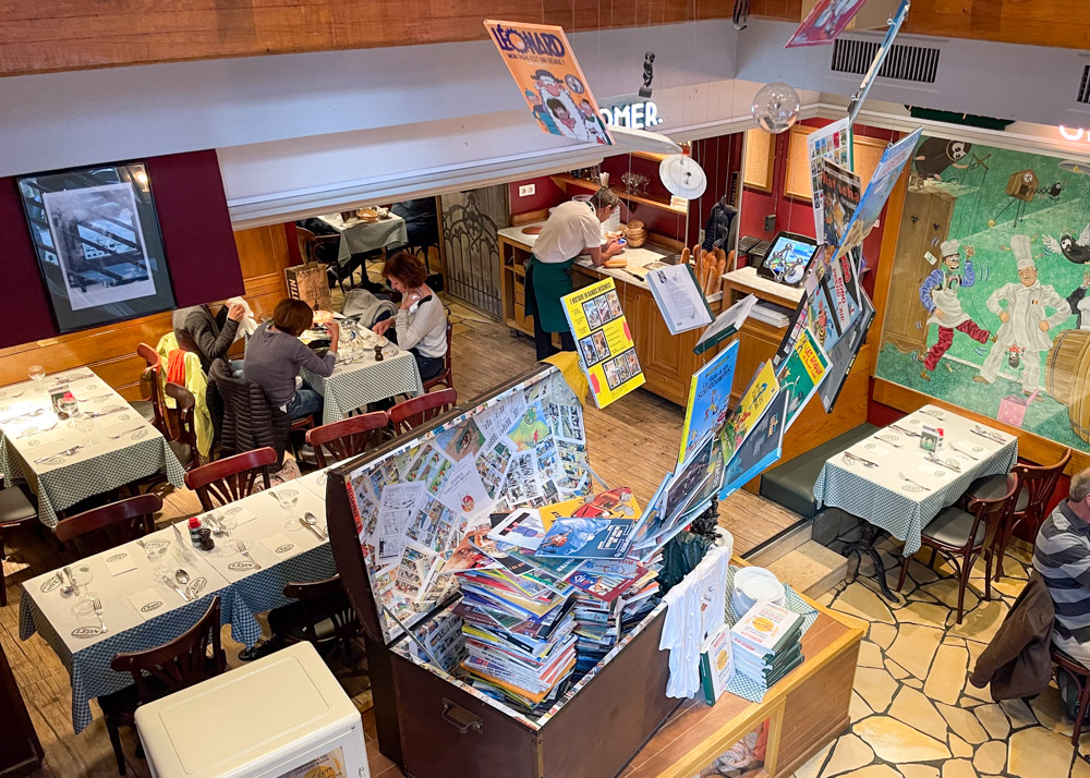 Interno di Chez Leon a Bruxelles con decorazioni ispirate ai fumetti