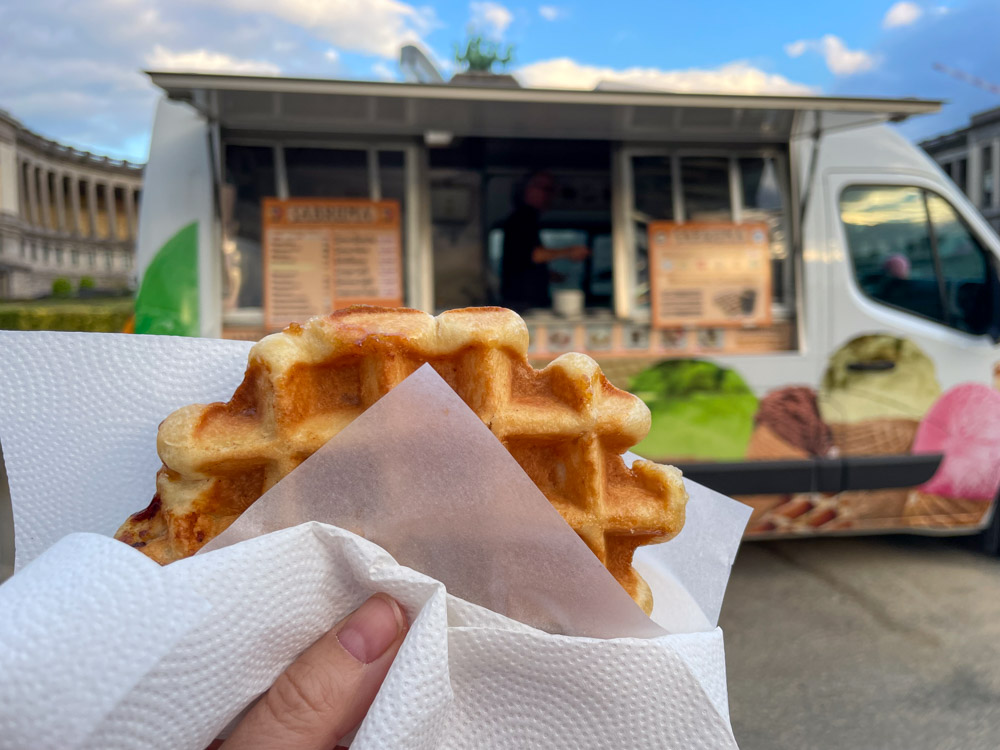 Gaufre nature appena preparato da un camioncino dei waffle a Bruxelles