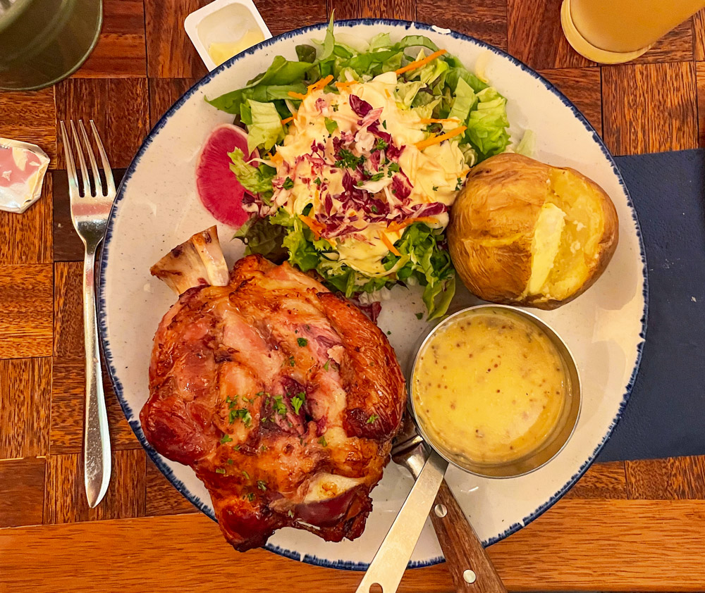 Jambonneau, stinco di maiale, con insalata e patate al ristorante Fin de Siecle di Bruxelles