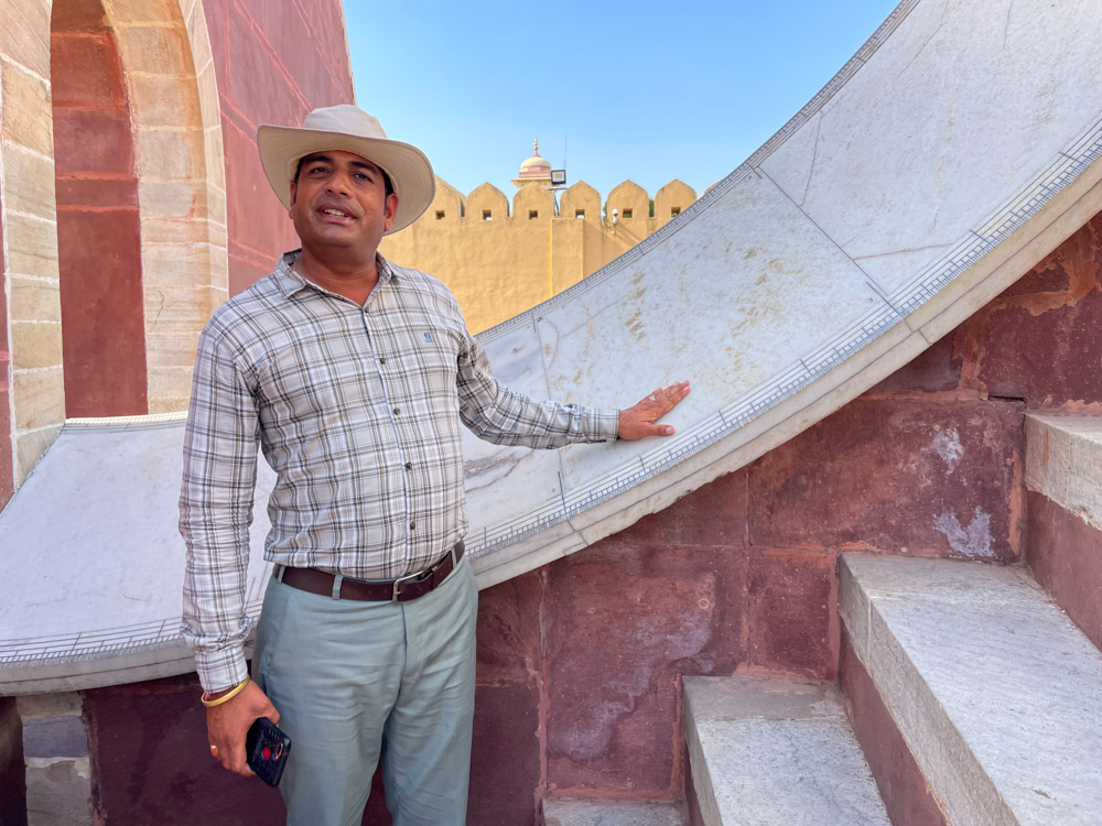 Guida astronomica all'osservatorio Jantar Mantar di Jaipur, India