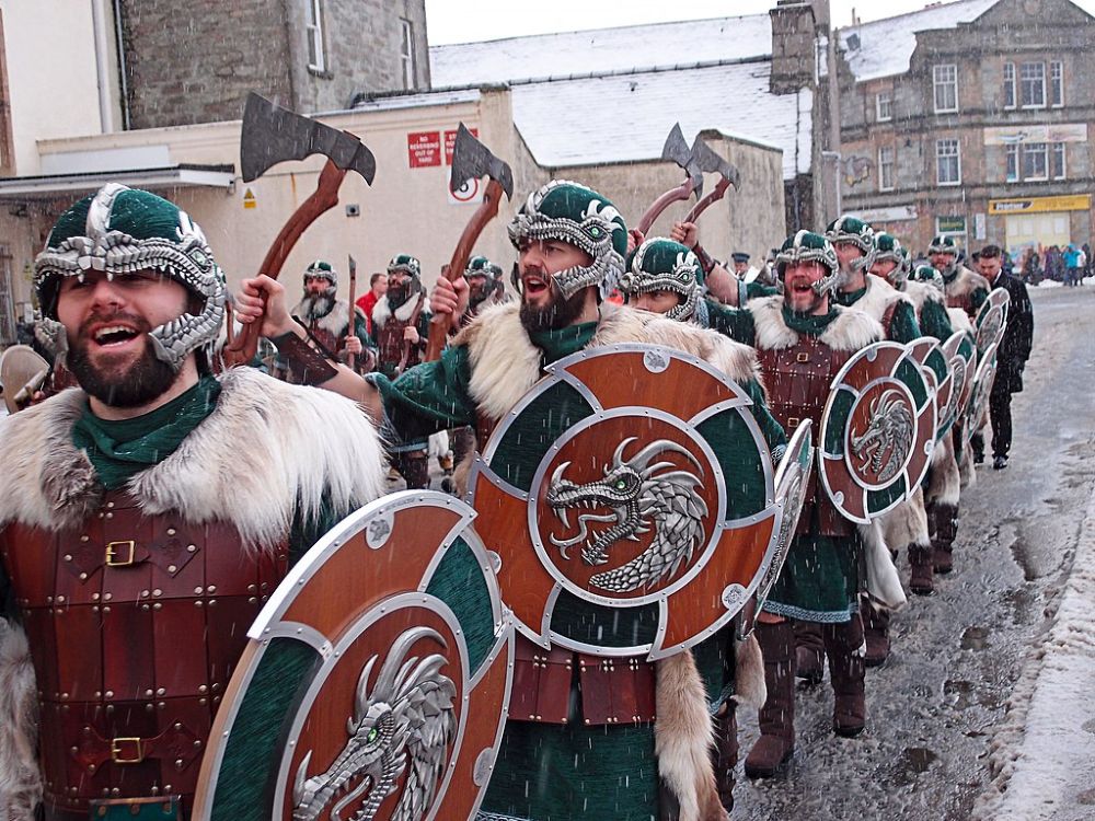 Partecipanti al Lerwick Up Helly Aa nelle Isole Shetland