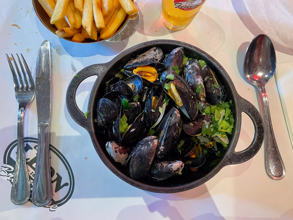 Porzione di moules frites da Chez Leon a Bruxelles