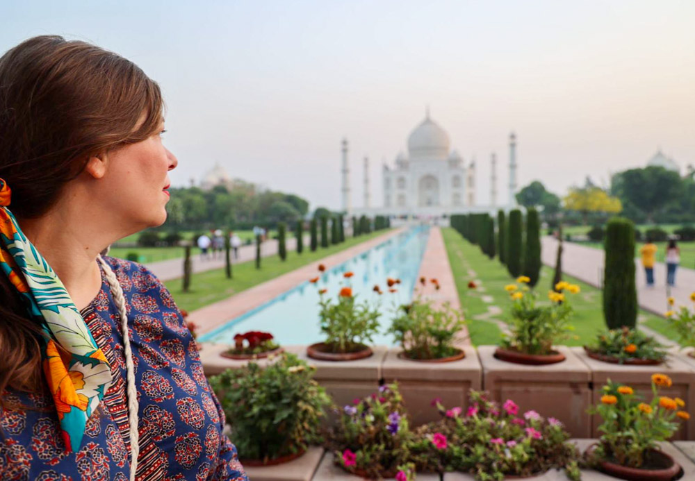 Paola Bertoni al Taj Mahal di Agra, India, foto Virginia Bovolo di Travel Gudu