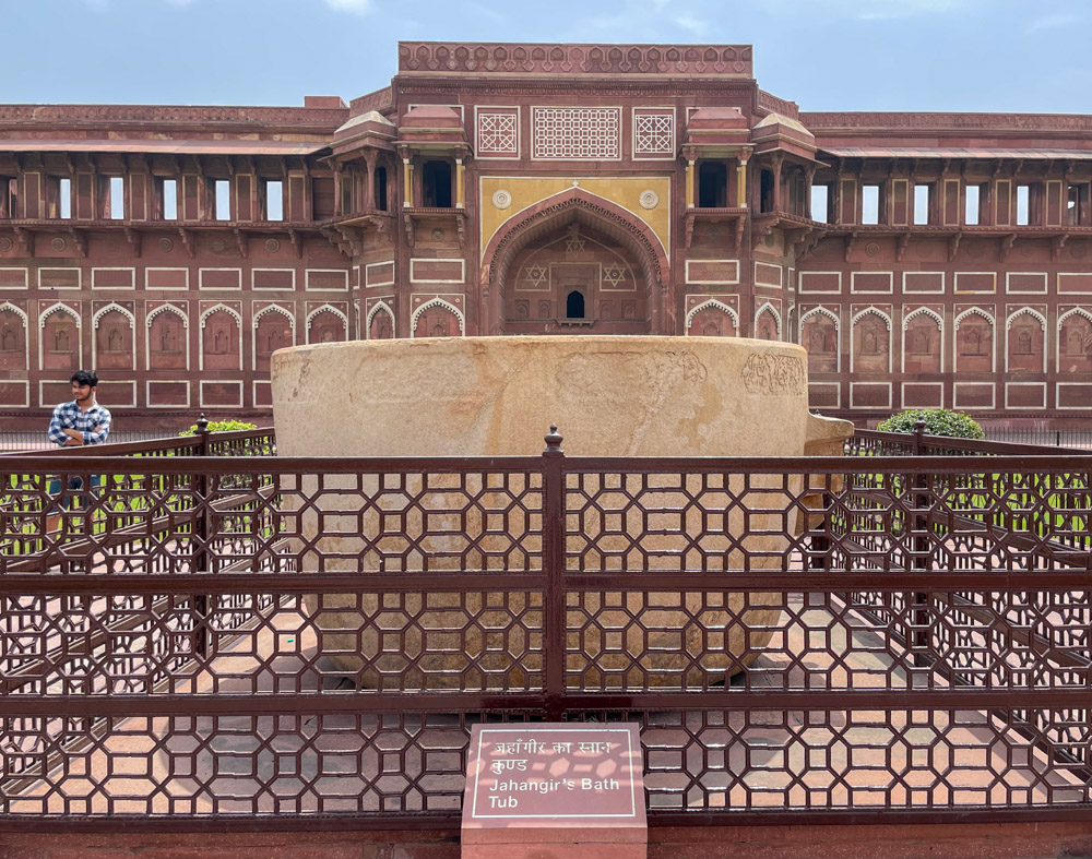 La vasca da bagno Jahangir's Hauz esposta nel Forte di Agra