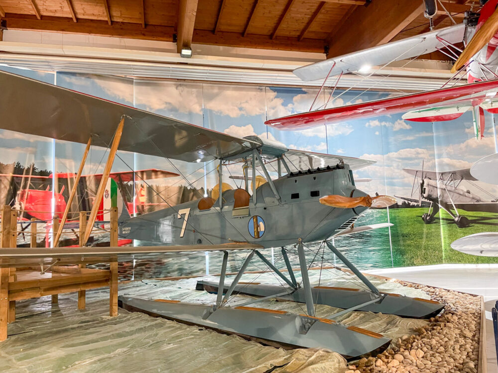 Un biplano con pattini per atterrare sull'acqua al Museo dell'Aeronautica Caproni di Trento