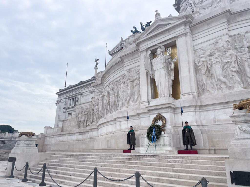 La tomba del Milite Ignoto davanti all'Altare della Patria a Roma
