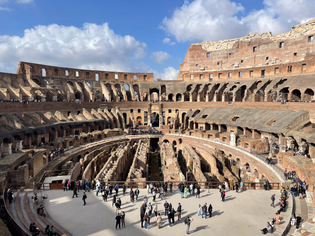 L'arena del Colosseo con vista sui sotterranei