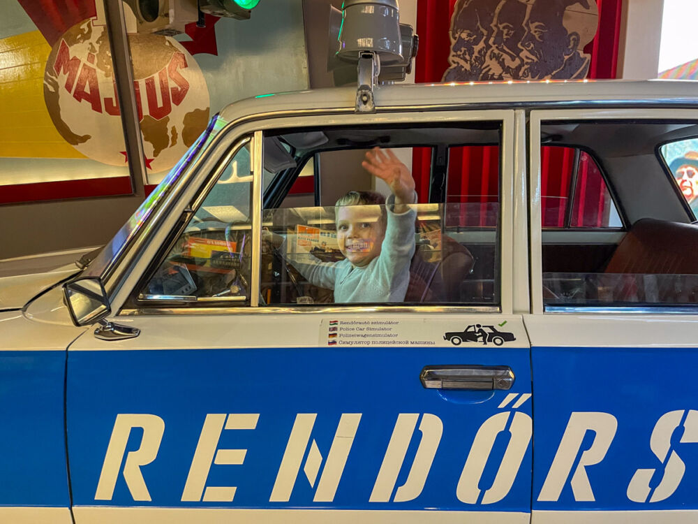 Figlio di Paola Bertoni guida un'auto vintage della polizia ungherese al Budapest Retro Museum