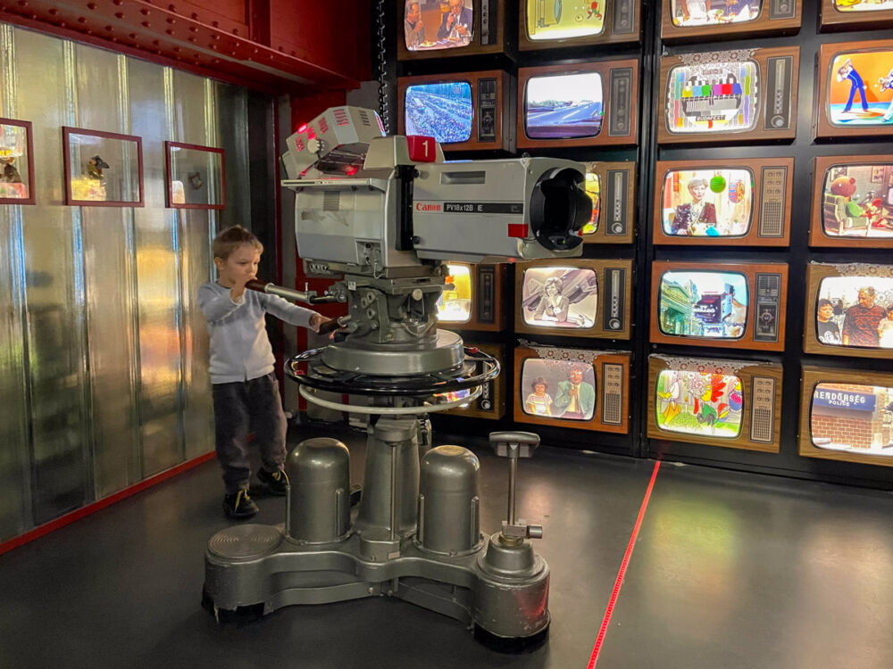 Figlio di Paola Bertoni nello studio televisivo vintage ricostruito al Budapest Retro Museum