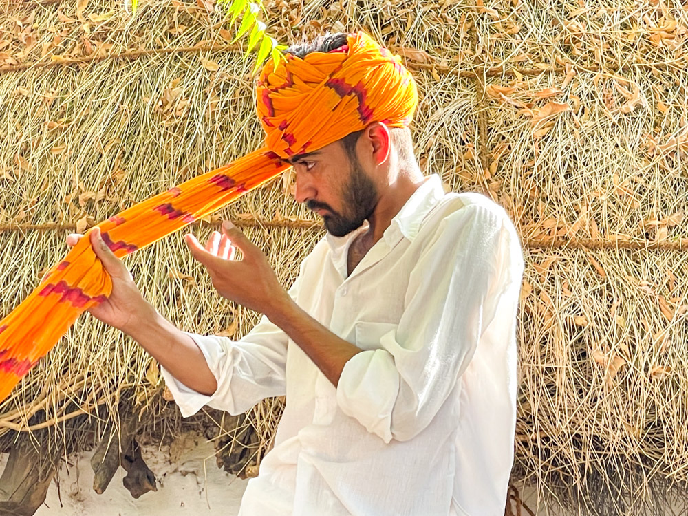 Spiegazione su come indossare il turbante al Villaggio Bishnoi di Jodhpur