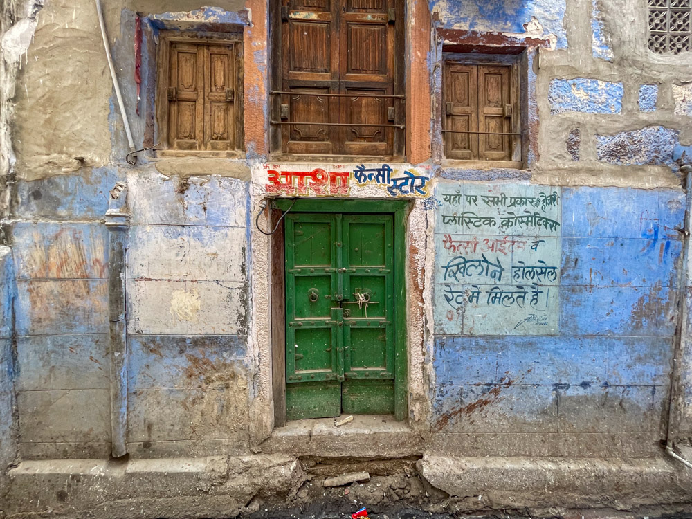 Particolare di un palazzo dipinto di blu nel centro storico della Città Blu di Jodhpur