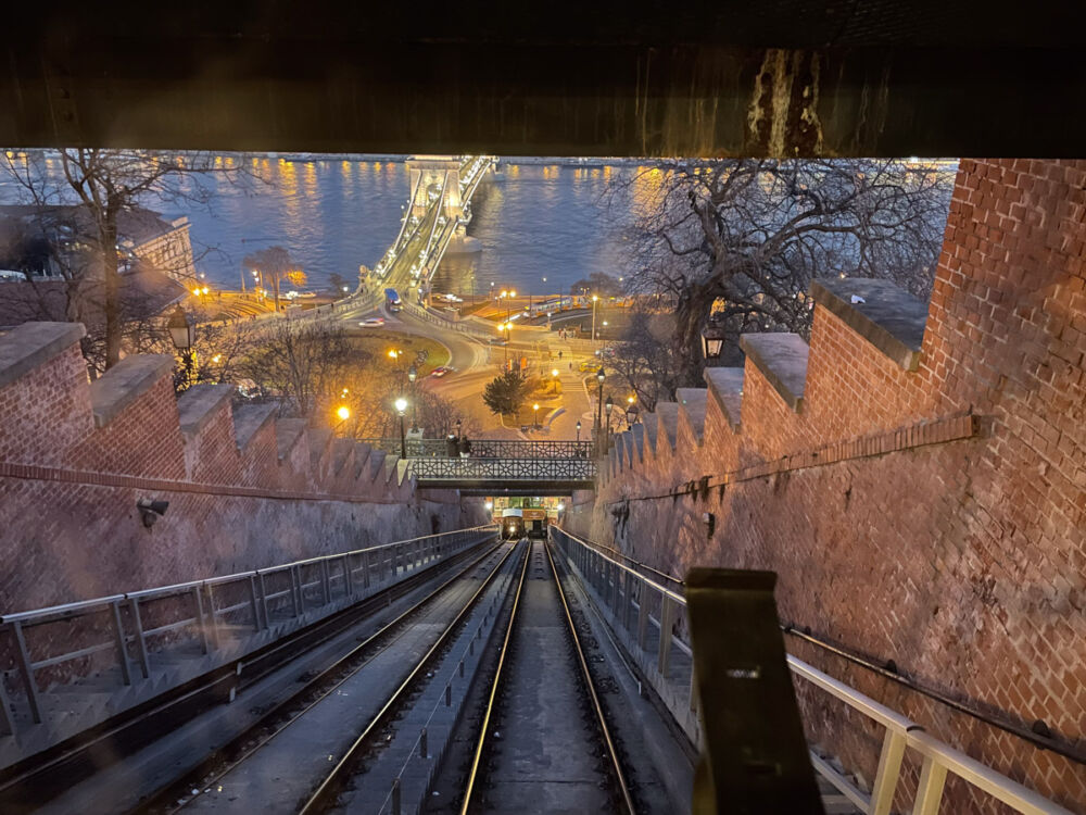Vista dalla Funicolare di Budapest durante la discesa serale
