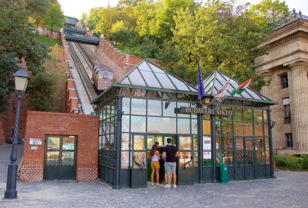 Stazione della Funicolare di Budapest ai piedi della Collina del Castello di Buda