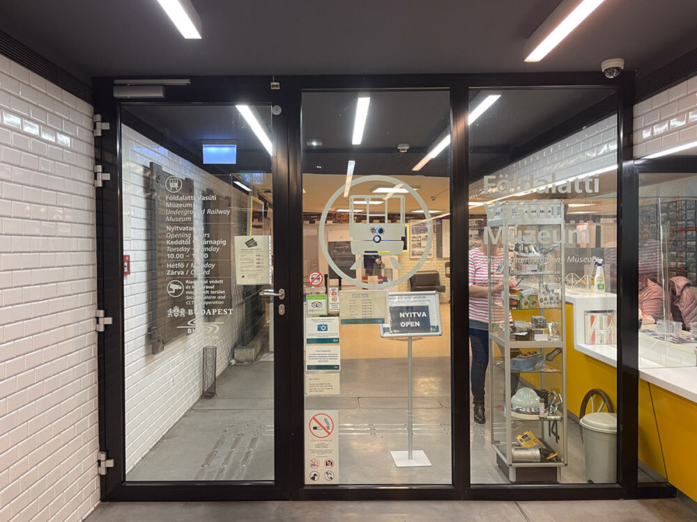 Ingresso del Budapest Underground Railway Museum all'interno della biglietteria della stazione Deák Ferenc tér