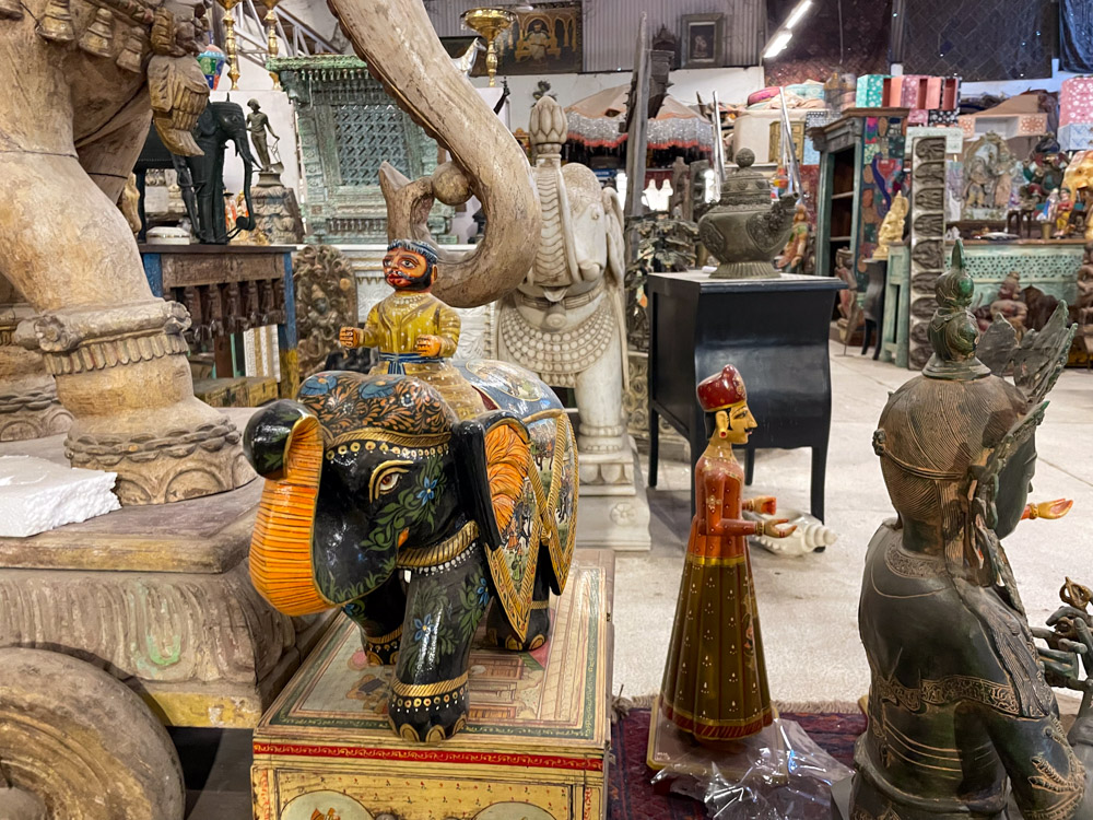 L'area dell'artigianato indiano del negozio Maharani Art Exporters di Jodhpur