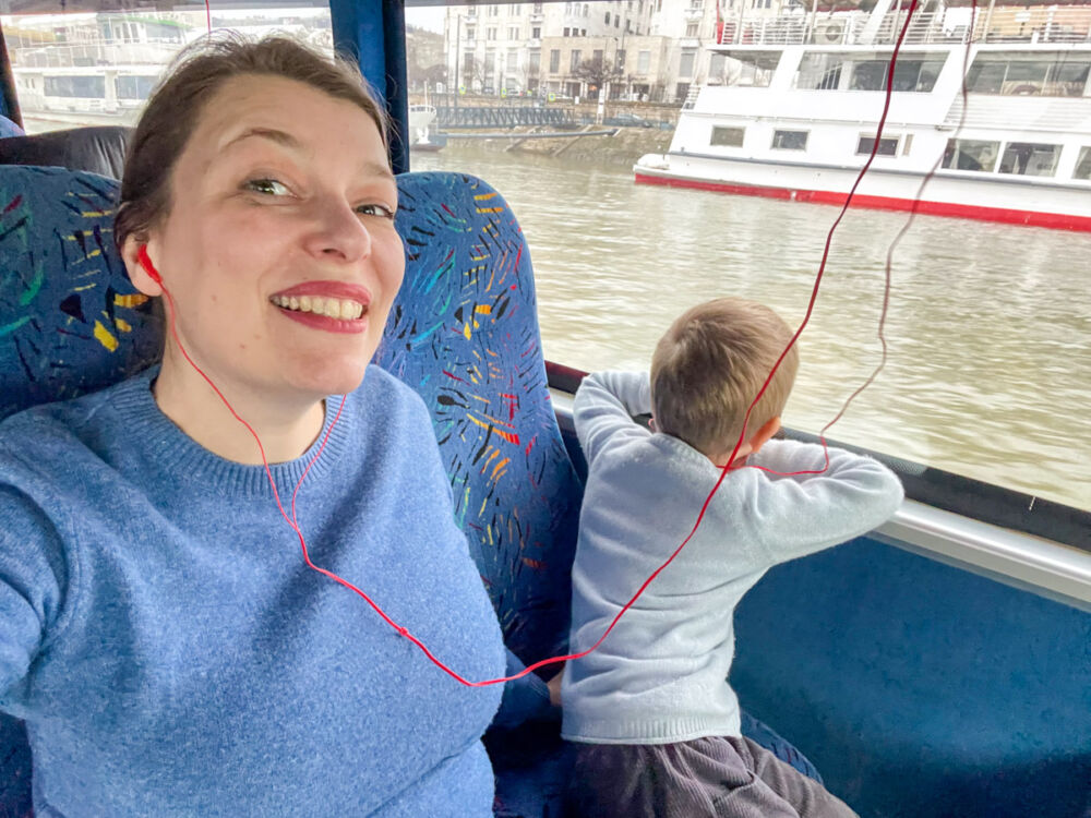 Paola Bertoni e figlio a bordo del RiverRide Floating Bus, il bus anfibio di Budapest