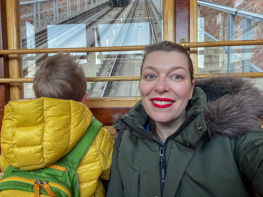 Paola Bertoni e figlio all'interno di una cabina della Funicolare di Budapest