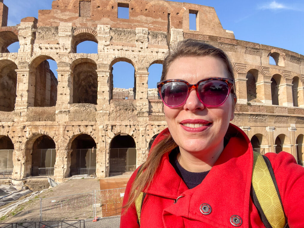 Paola Bertoni davanti al Colosseo a Roma