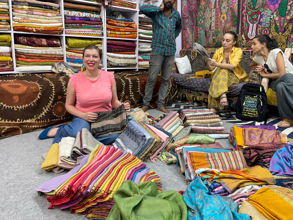 Paola Bertoni al negozio Maharani Art Exporters di Jodhpur