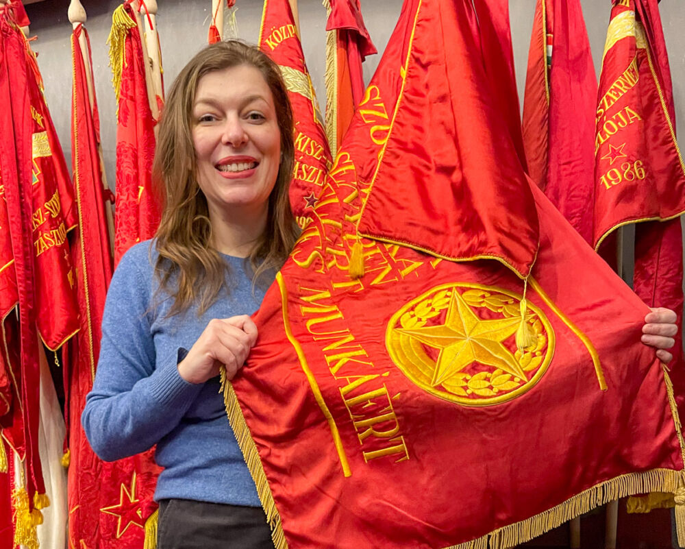 Paola Bertoni con le bandiere rosse del Partito dei Lavoratori al Budapest Retro Museum
