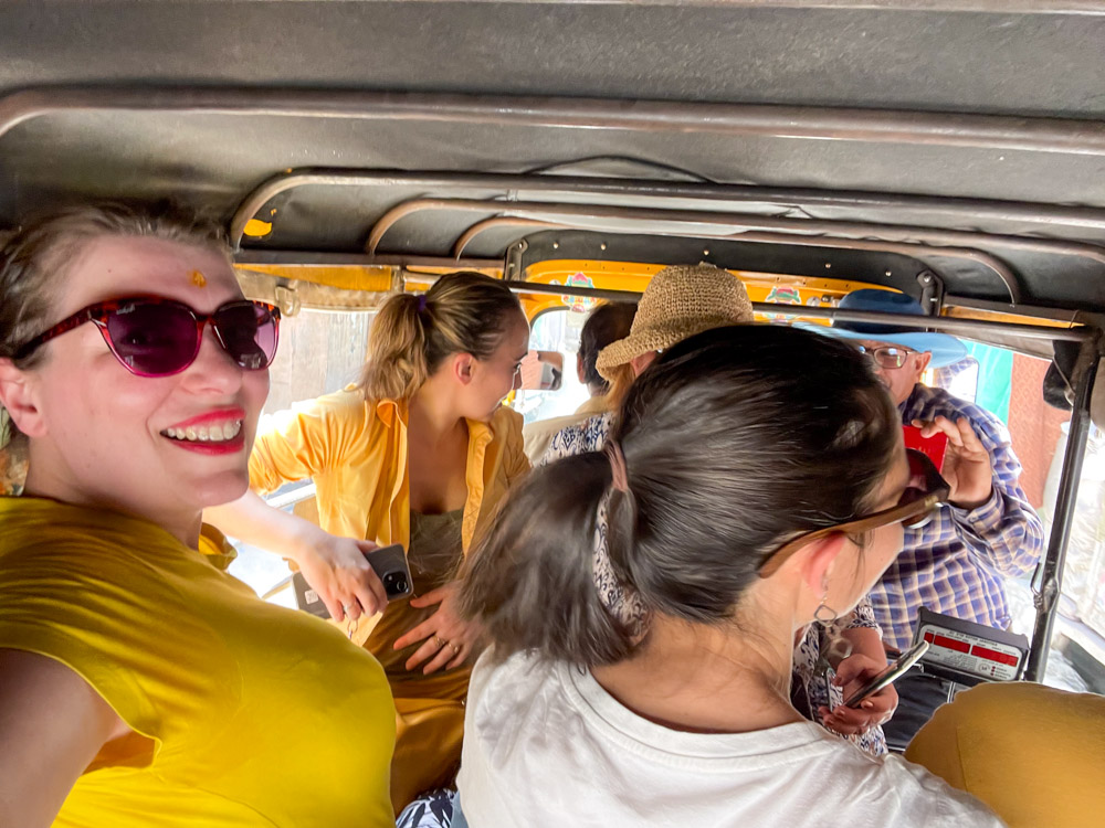 Paola Bertoni in tuk-tuk con le Travel Blogger Italiane a Jodhpur