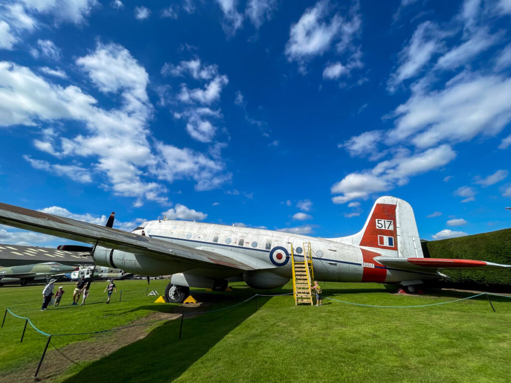 Aereo esposto all'esterno del Newark Air Museum