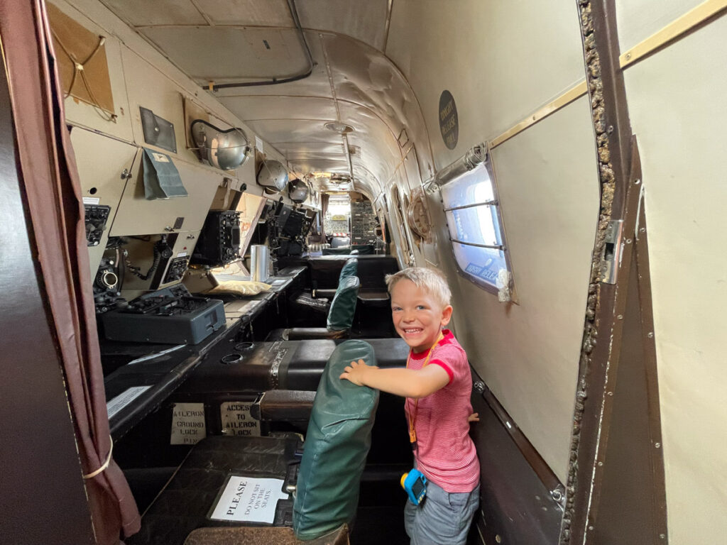 Ben Bertoni in un'aereo da addestramento al Newark Air Museum