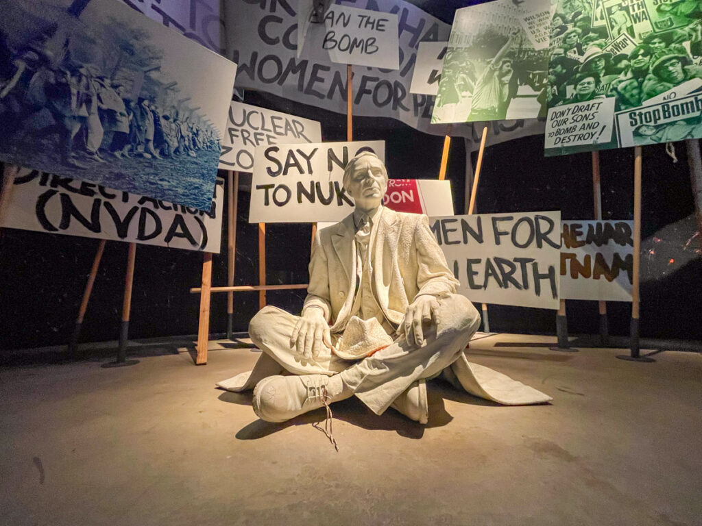 L'area dell'allestimento sulla guerra fredda dedicata alle proteste contro le armi nucleari al Royal Air Force Museum Midlands