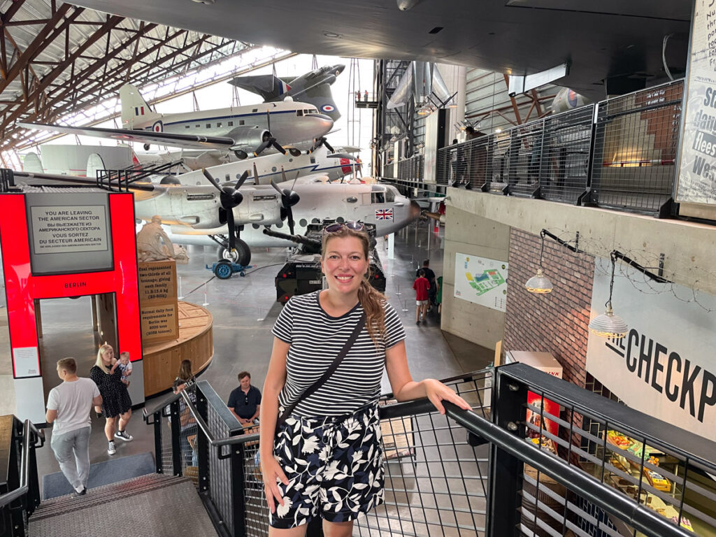 Paola Bertoni nell'hangar dedicato alla guerra fredda al Royal Air Force Museum Midlands