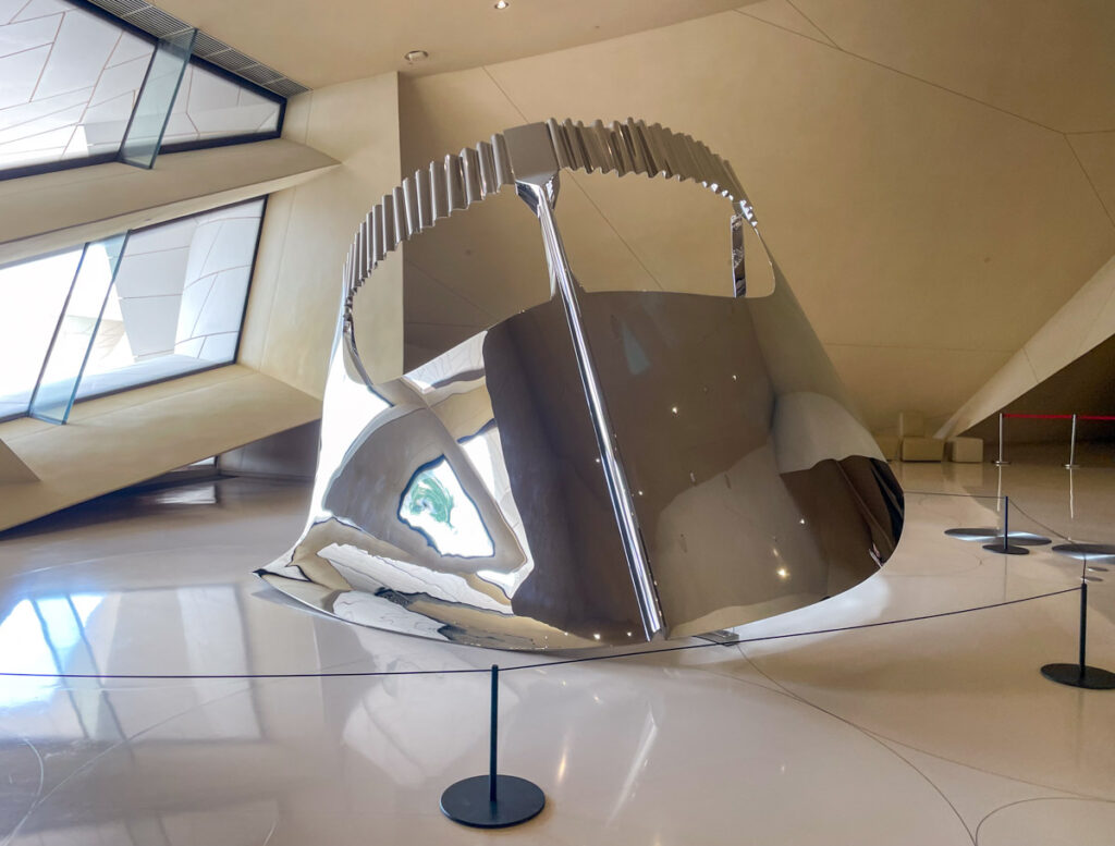 Scultura della tradizionale maschera femminile qatarina al National Museum of Qatar