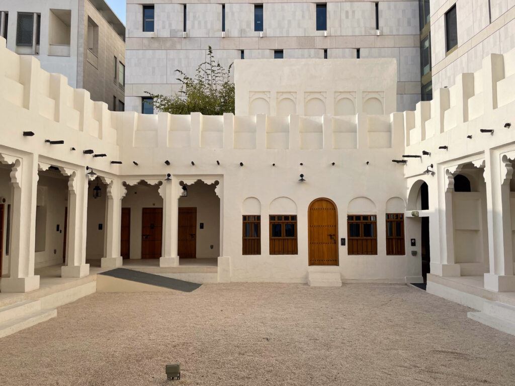 Cortile interno della Radwani House ai Msheireb Museums di Doha, con edifici moderni sullo sfondo