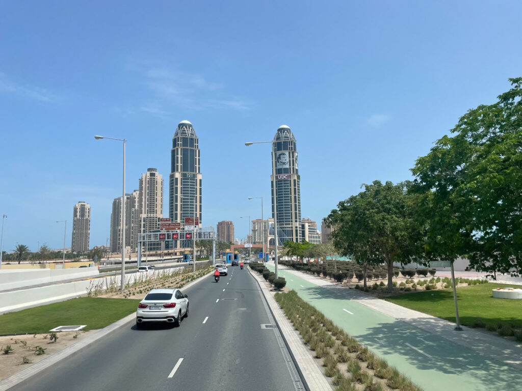 Strada di Doha e grattacieli visti dal bus turistico panoramico hop-on hop-off