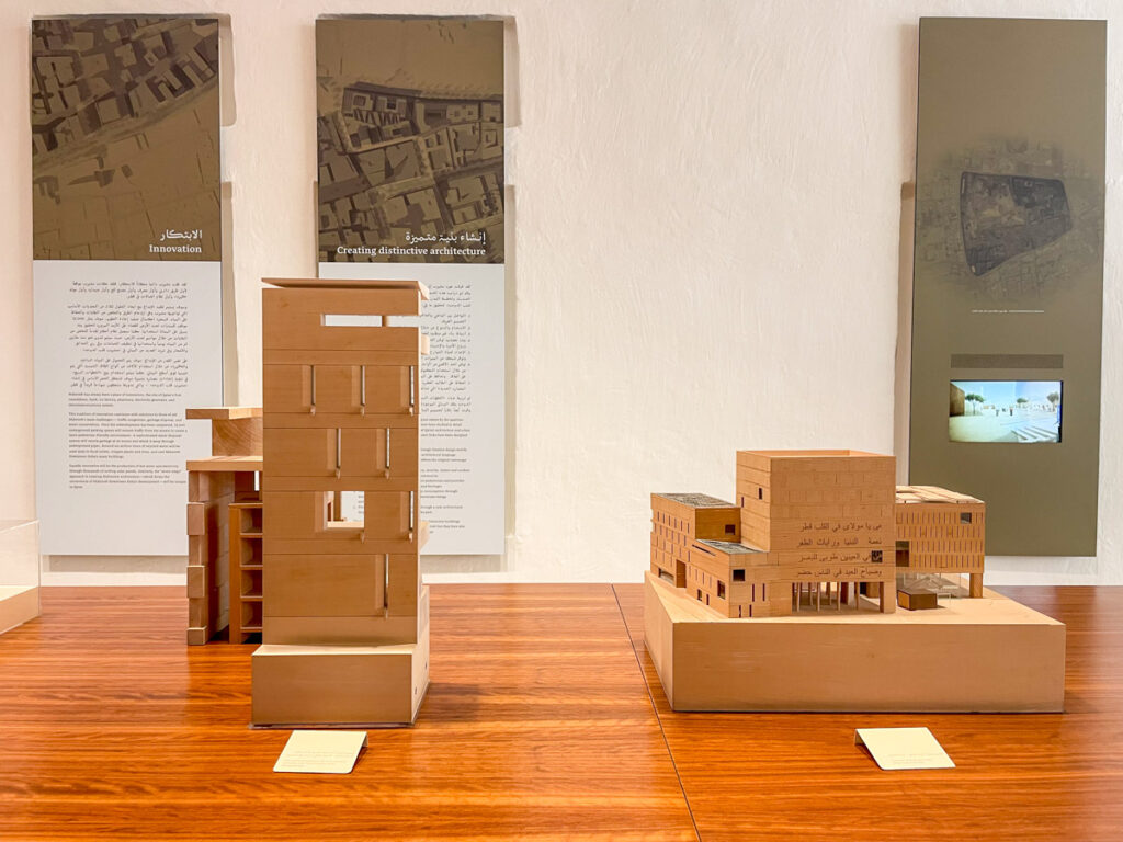 Modellini di una casa moderna e una antica a confronto nella Mohammed Bin Jassim House dei Msheireb Museums di Doha