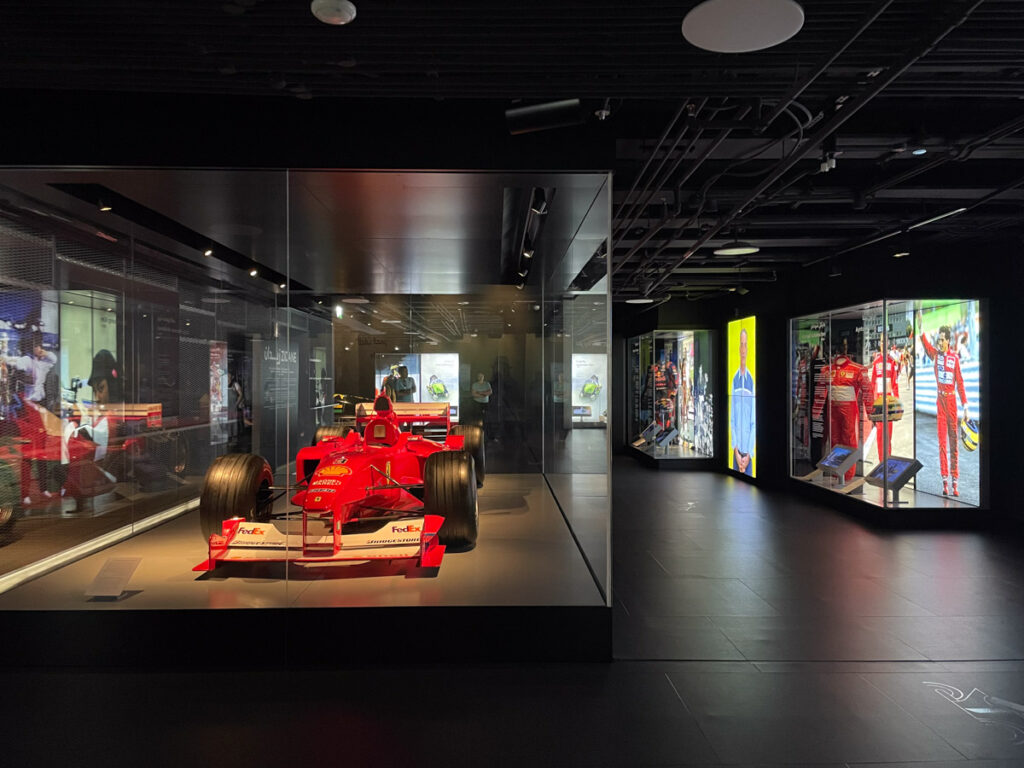 Auto di Formula 1 al 3-2-1 Qatar Olympic and Sports Museum, Doha