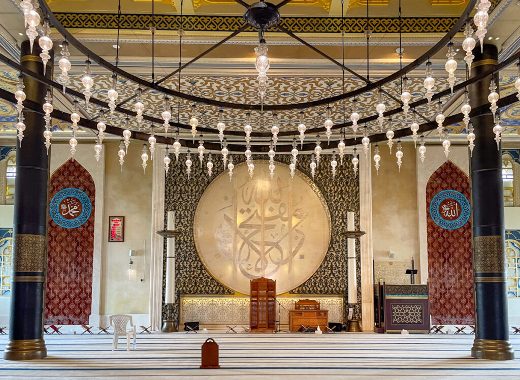 Interno della Moschea di Katara al Katara Cultural Village a Doha