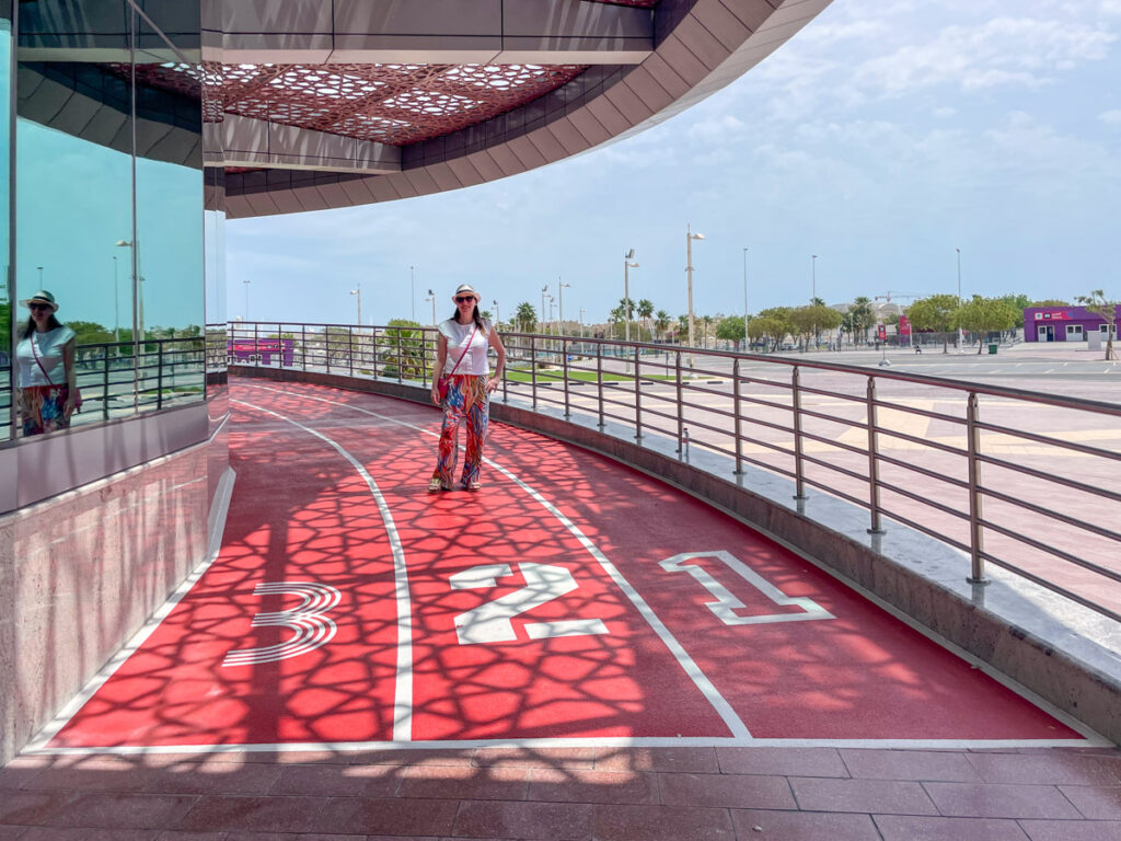 Paola Bertoni davanti all'ingresso del 3-2-1 Qatar Olympic and Sports Museum, Doha