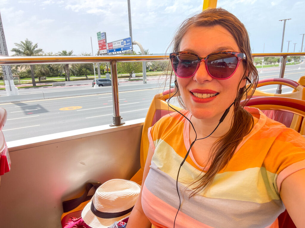 Paola Bertoni sull'autobus turistico panoramico hop-on hop-off Doha Bus