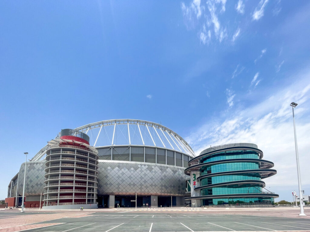 3-2-1 Museo Olimpico e dello Sport del Qatar, a destra, presso il Khalifa International Stadium, Doha