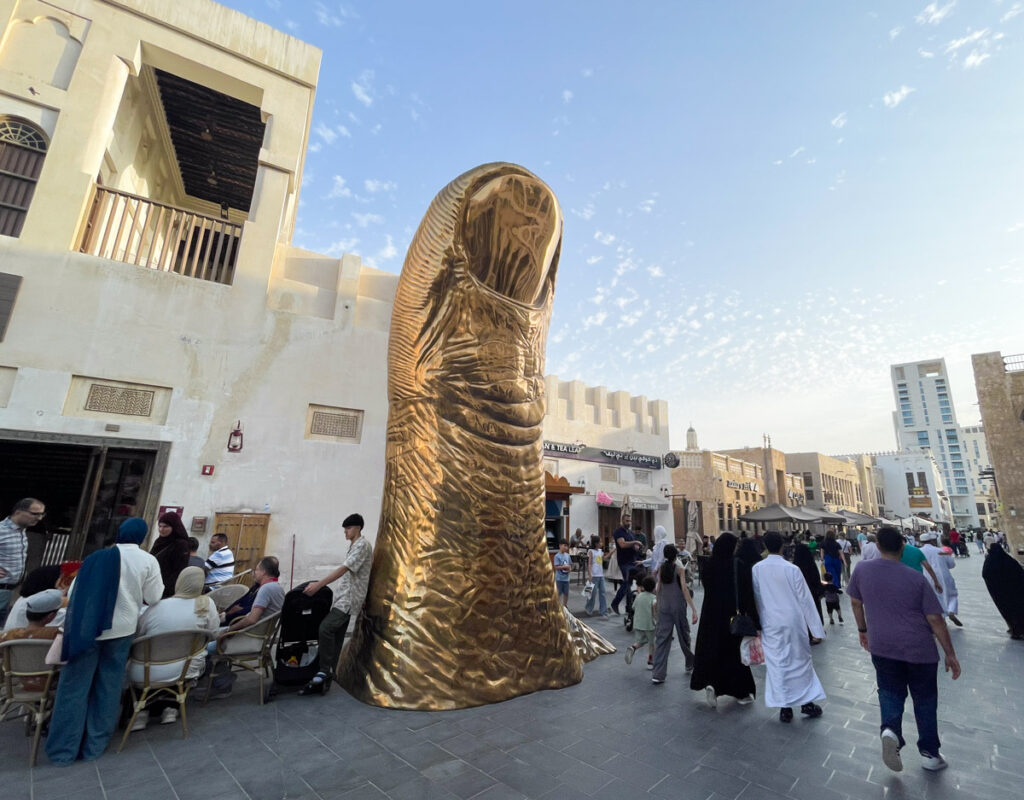 Scultura Golden Thumb nel Souq Waqif a Doha