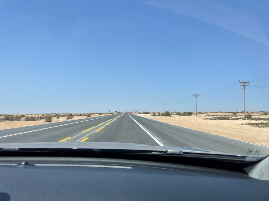 Strada in mezzo al deserto nel Qatar settentrionale