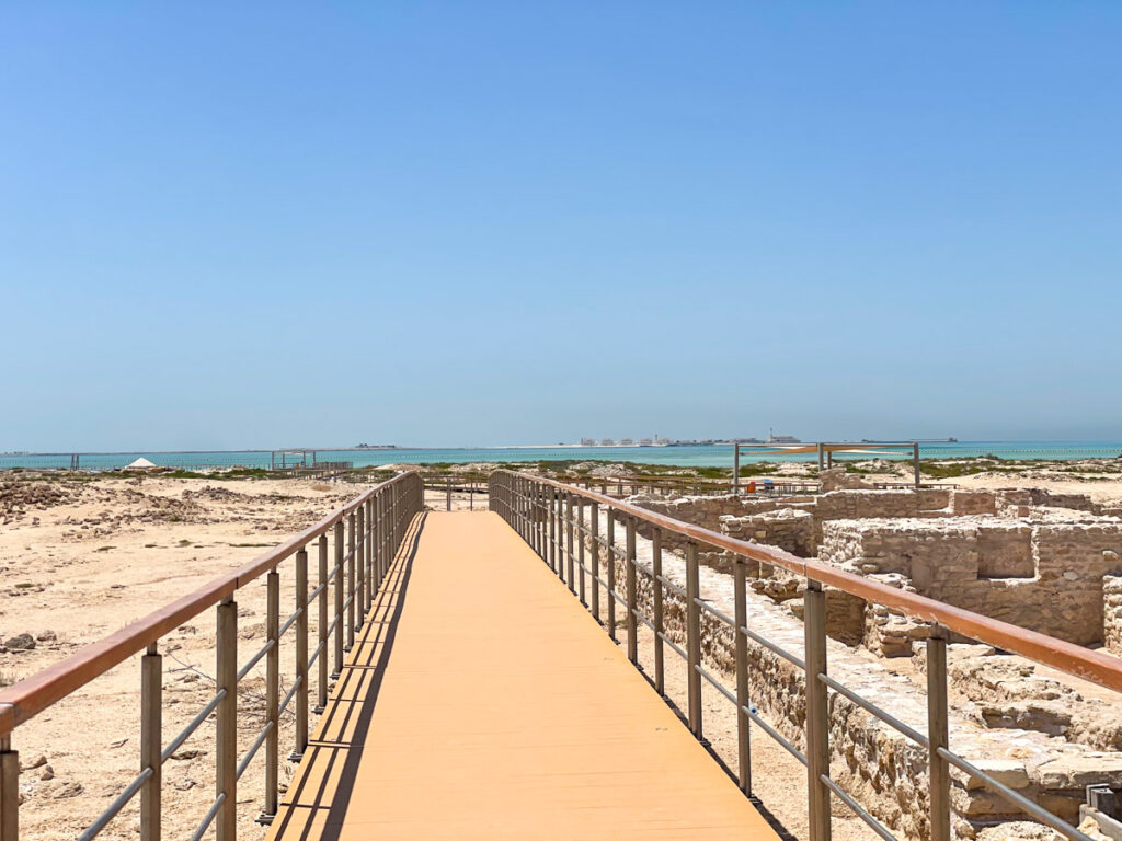 La passerella dell'area archeologica di Al Zubara nel nord del Qatar