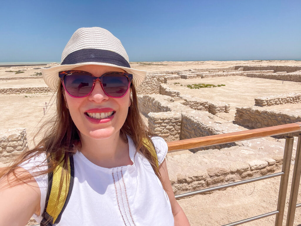 Paola Bertoni nell'area archeologica di Al Zubara nel nord del Qatar