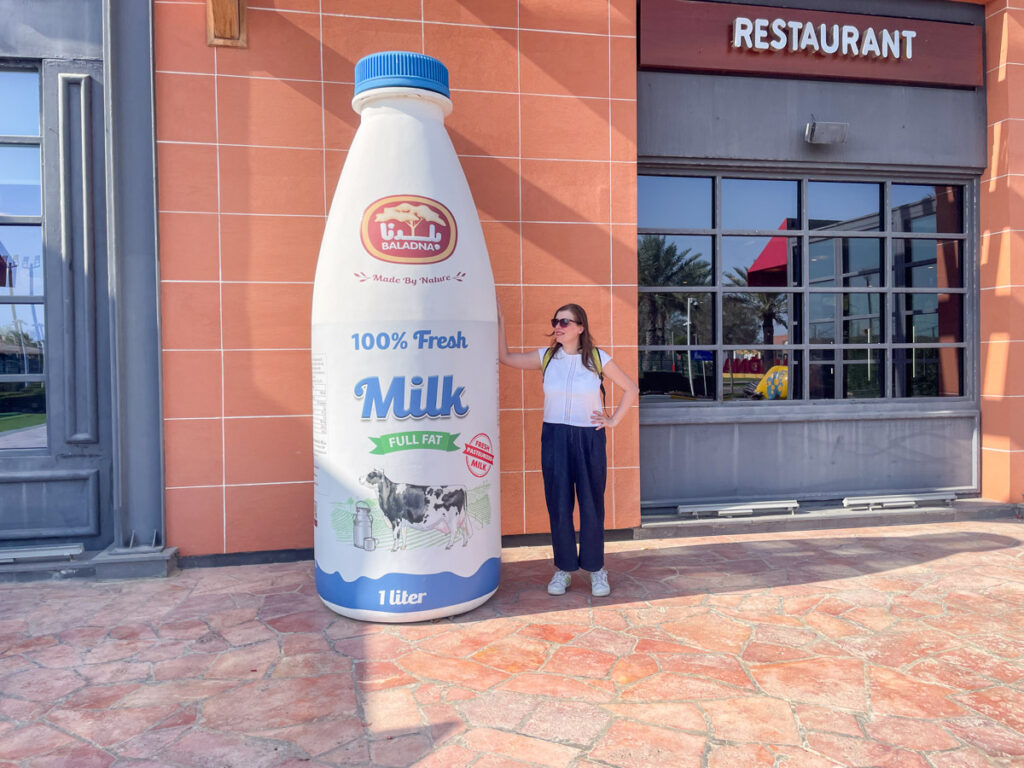 Paola Bertoni di fronte all'ingresso della Baladna Farm a nord di Doha, in Qatar