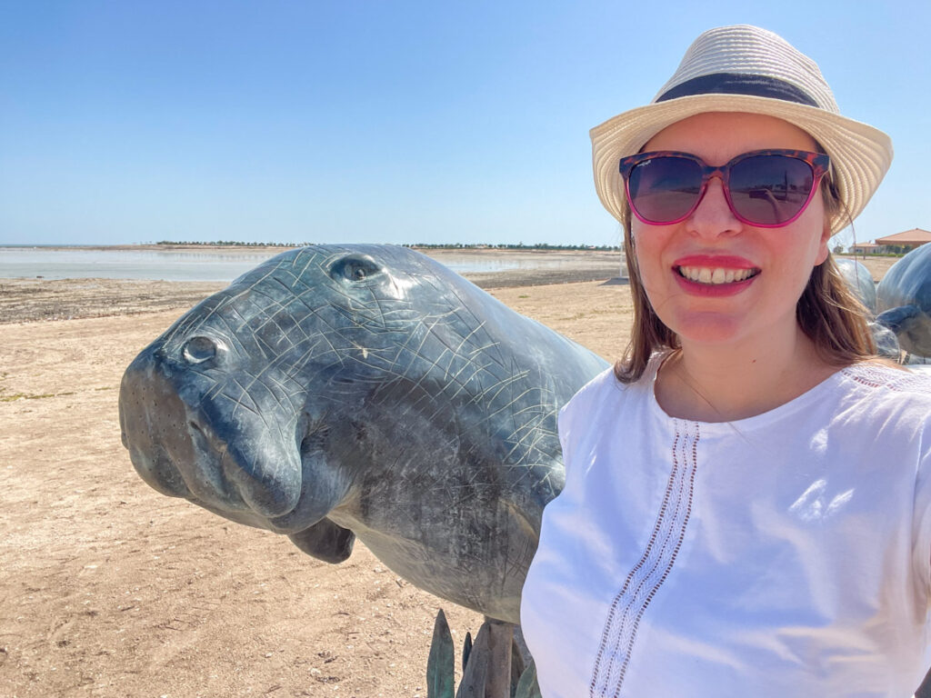 Paola Bertoni di fronte alla scultura The Dugong Family di Ahmed Al Bahrani