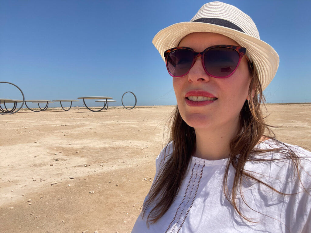 Paola Bertoni davanti all'installazione artistica di Olafur Eliasson nel nord del Qatar