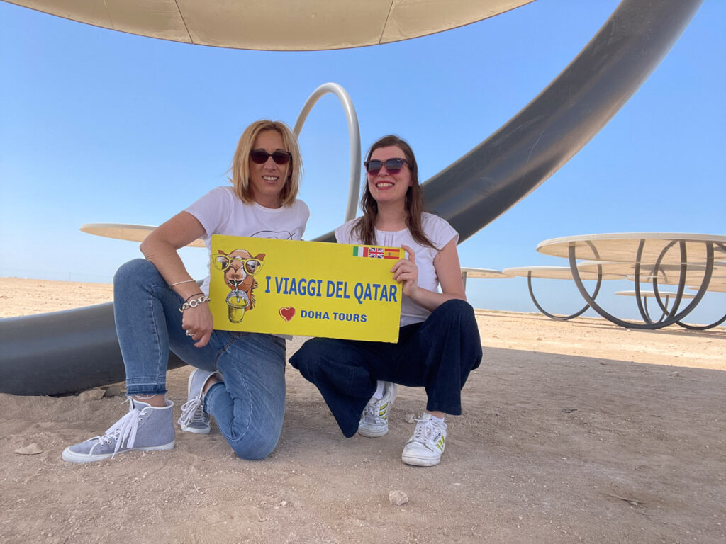 Palma Libotte di I Viaggi del Qatar e Paola Bertoni sotto gli specchi di Olafur Eliasson in Qatar