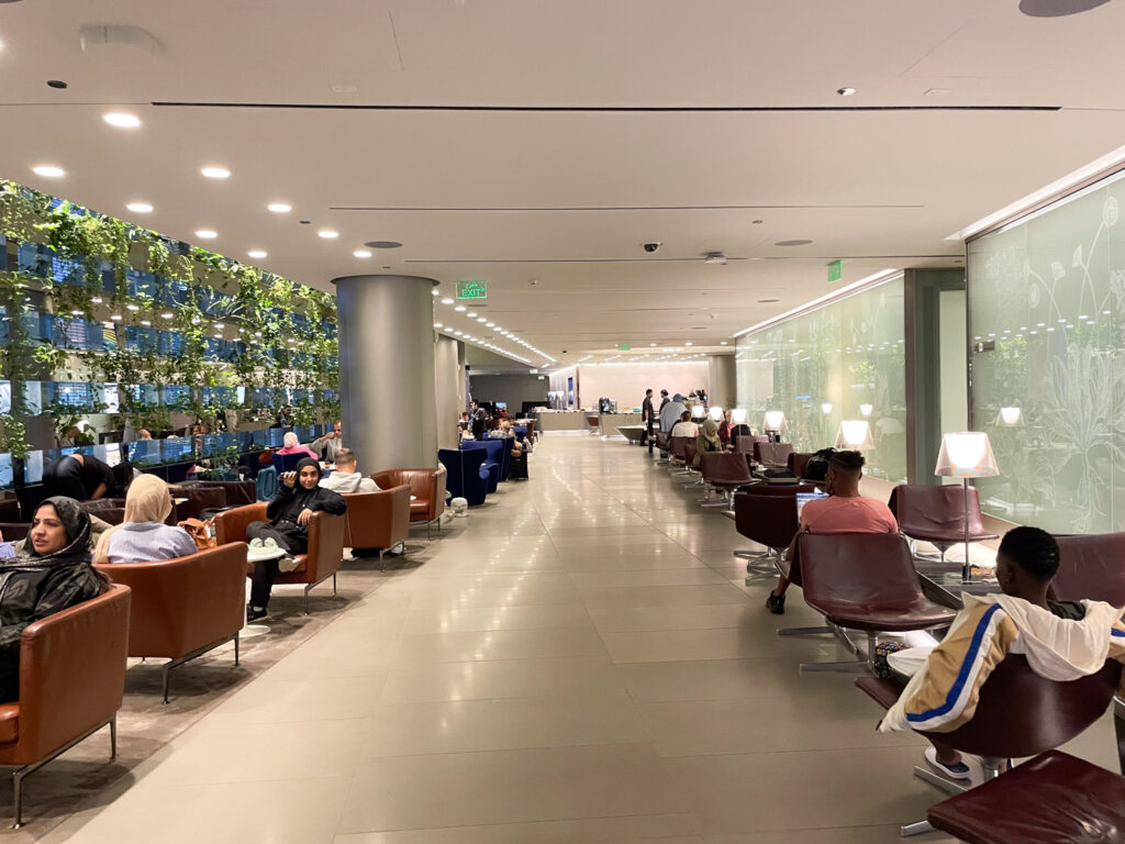 Area relax con poltrone nella Al Maha Services Lounge dell'aeroporto di Doha