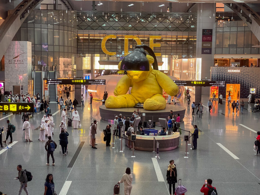 Scultura Bear Lamp all'aeroporto di Doha