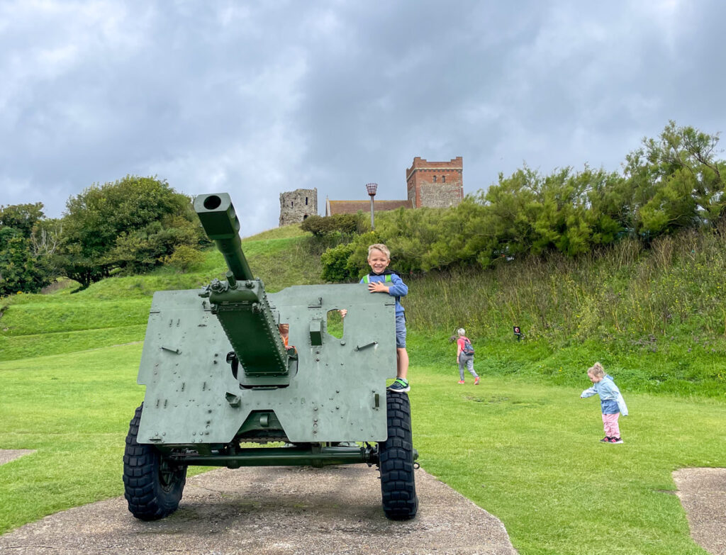 Ben Bertoni su un cannone della contraerea al Castello di Dover